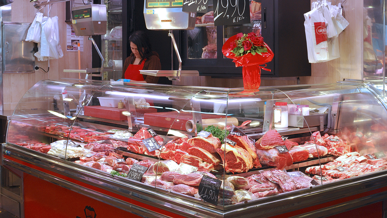 Mostrador de carnicería y charcutería en un supermercado